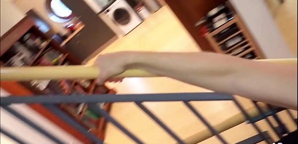 Schlanke deutsch Mutter vom Freund des Sohnes auf der Treppe gefickt